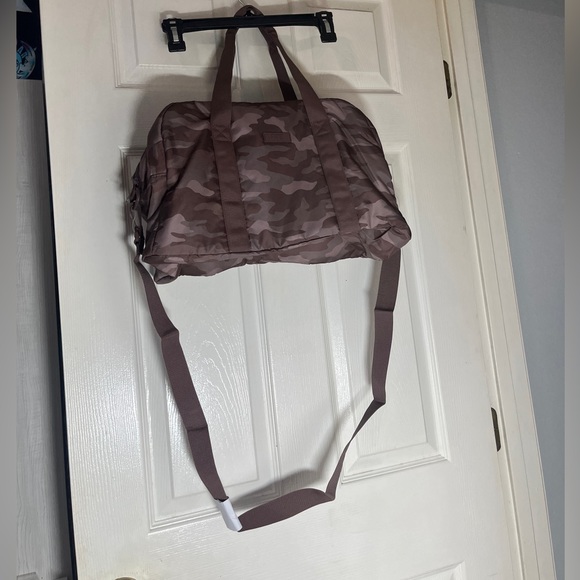 NEW! VICTORIA’S SECRET PINK CAMO duffel bag carryon trendy country cute - Picture 5 of 7